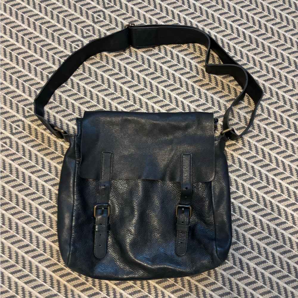 ROOTS made in Canada leather messenger flap bag - black